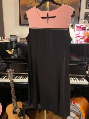 Lori M Sleeveless Pink Yoke and Black Midi Shift Dress with Zip Accent